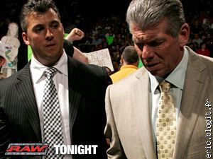 a droite le directeur de la WWEqui est un tricheur